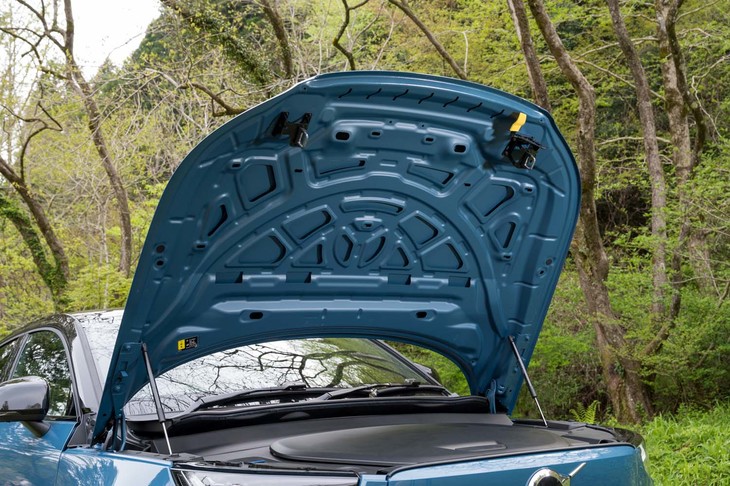 振動・騒音を生み出す内燃機関が搭載されていないため、ボンネットにはインシュレーターが貼られていない。