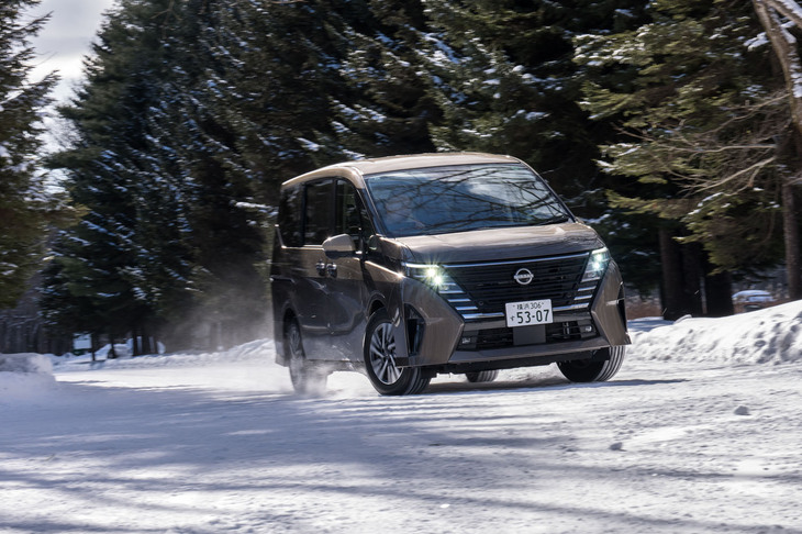 まずは「セレナe-4ORCE」をドライブ。前に最高出力163PS、後ろに82PSのモーターを搭載している。