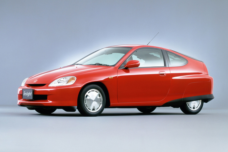 軽量化は、運動性能はもちろん燃費にも寄与する。1999年に登場した「ホンダ・インサイト」は、アルミ製の空力ボディーとハイブリッドシステムの組み合わせで、35km/リッター（10・15モード）の燃費を実現していた。