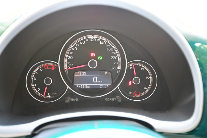 シンプルで視認性の高いメーターパネル。