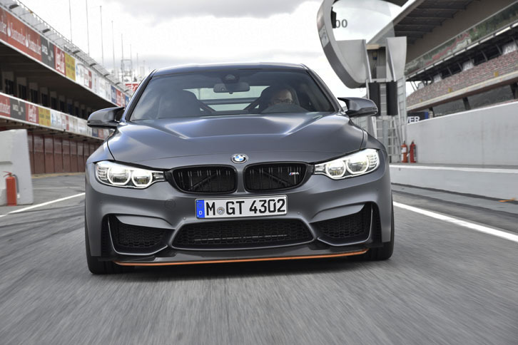 試乗の舞台はスペインのカタルニアサーキット。アフターファイア音を響かせながらピットレーンを行く。