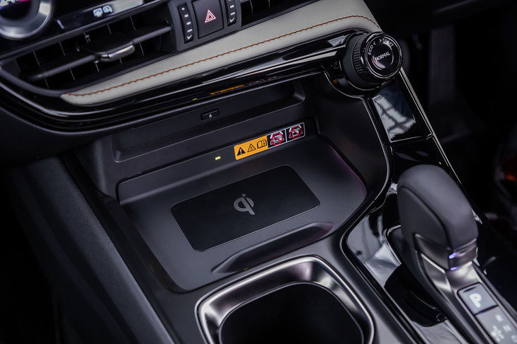 NX450h＋“バージョンL”（オプションの「おくだけ充電」）