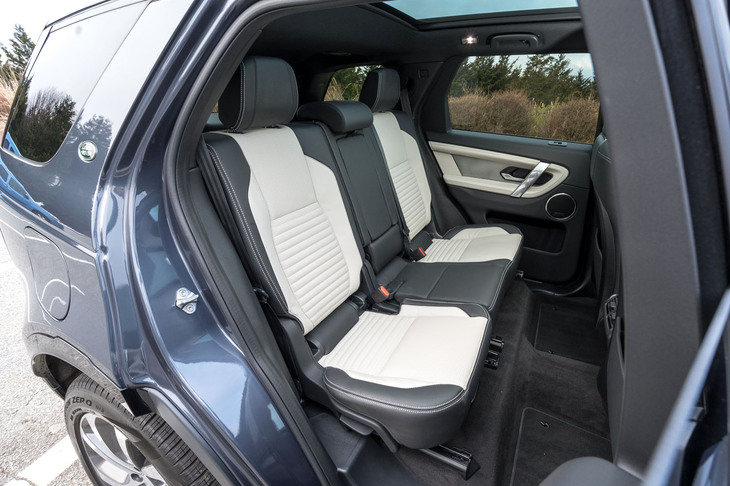 後席は4：2：4の3分割式。他のパワートレインでは選択可能となる2座の3列目シートは、「P300e」では選べない。