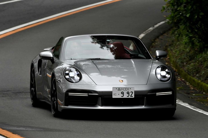 【ポルシェ911ターボSカブリオレのスペック】
	ボディーサイズ：全長×全幅×全高＝4535×1900×1301mm／ホイールベース：2450mm／車重：1710kg（DIN）／駆動方式：4WD／エンジン：3.8リッター水平対向6 DOHC 24バルブ ターボ／トランスミッション：8段AT／最高出力：650PS（478kW）/6750rpm／最大トルク：800N・m（81.6kgf・m）/2500-4000rpm／タイヤ：（前）255/35ZR20 97Y／（後）315/30ZR21 105Y（グッドイヤー・イーグルF1スーパースポーツ）／燃費：11.3リッター/100km（約8.8km/リッター、欧州複合モード）／価格：3235万円
	
	【取材時の燃費データ】
	テスト距離：268.4km（市街地1：高速道路7：山岳路2）／使用燃料：41.8リッター（ハイオクガソリン）／参考燃費：6.4km/リッター（満タン法）／7.0km/リッター（車載燃費計計測値）