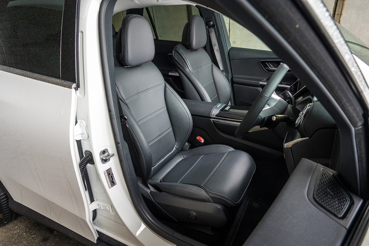 シート表皮は合皮のレザーARTICO。電動調整機能やシートヒーター、電動ランバーサポートなどはきちんと備わっている。