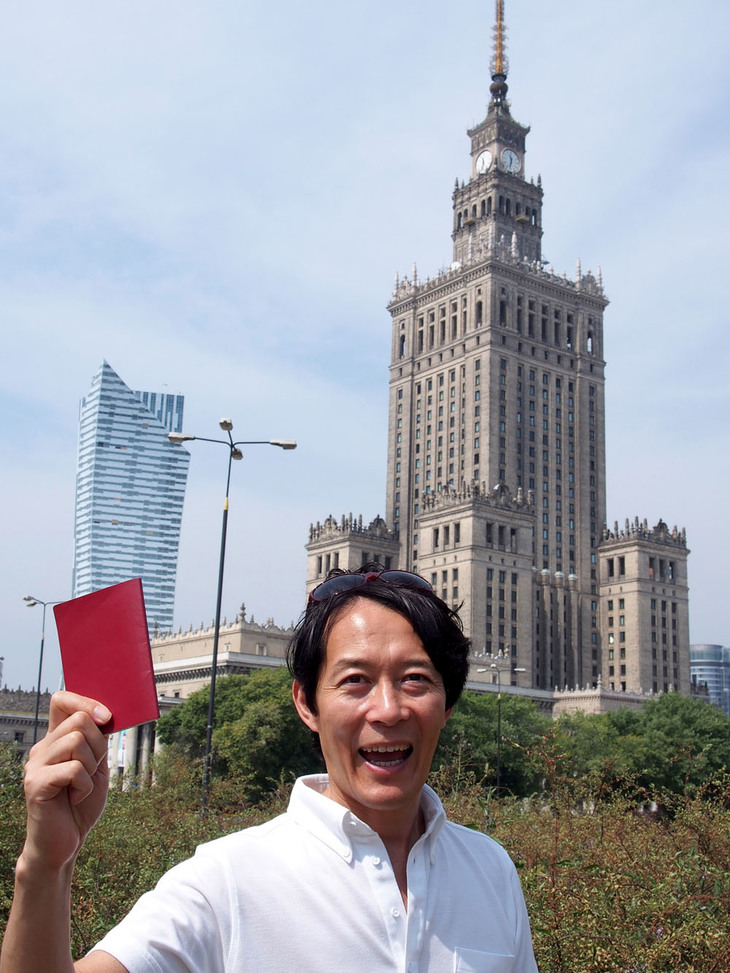 「スターリンからの贈り物」といわれるポーランド・ワルシャワの科学文化宮殿前で、にわかにソビエトファンを装う筆者。