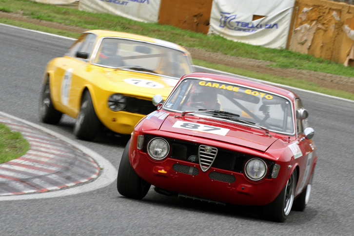 S68/75レースにおける、アルファ・ロメオの通称ジュリア クーペ同士のバトル。結果は前を行く1969年「GT1300ジュニア」が6位、後ろの1969年「1750GTV」はリタイアした。双方ともエンジンは2リッター。