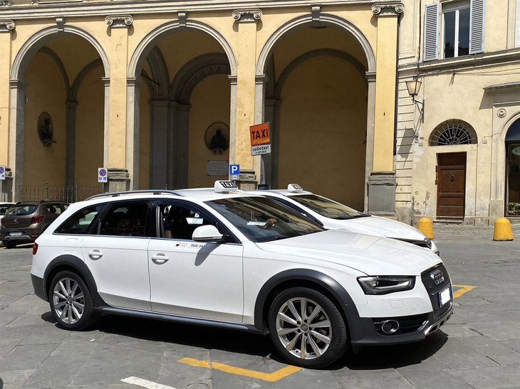 客待ち中のロレンツォ・ルカさん。最も遠方では、スイス-オーストリアに接したイタリア北部州まで行ったという。