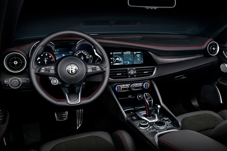 カーボンパネルや「アルカンターラスポーツレザーシート」が採用された「ジュリア2.0ターボ エディツィオーネ エストレマ」のインテリア。