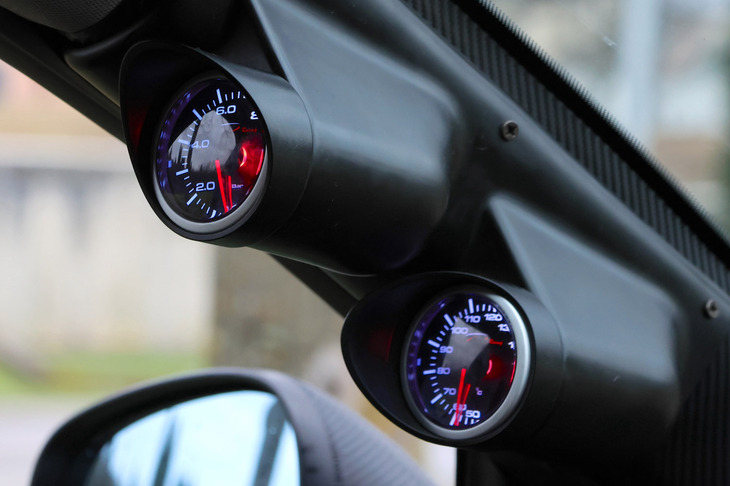 Aピラーで光を放つのは過給圧計と油温計。