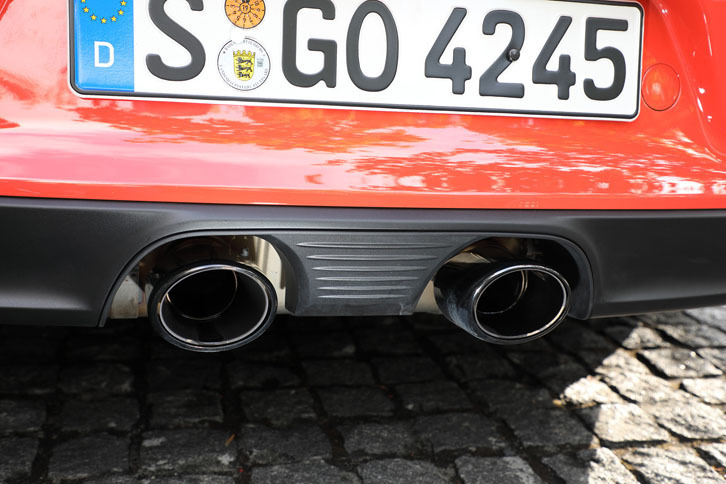 エキゾーストパイプは、車体中央寄りの2本出し。ブラックで塗装されている。