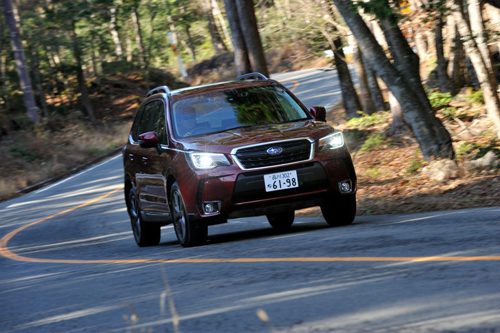 今回の改良では、ステアリングギア比を従来の15.5から14.0に変更。「2.0XT EyeSight」には、コーナリング時に前後の内輪にブレーキをかけてアンダーステアを抑制し、ライントレース性を高めるトルクベクタリング機能が採用された。