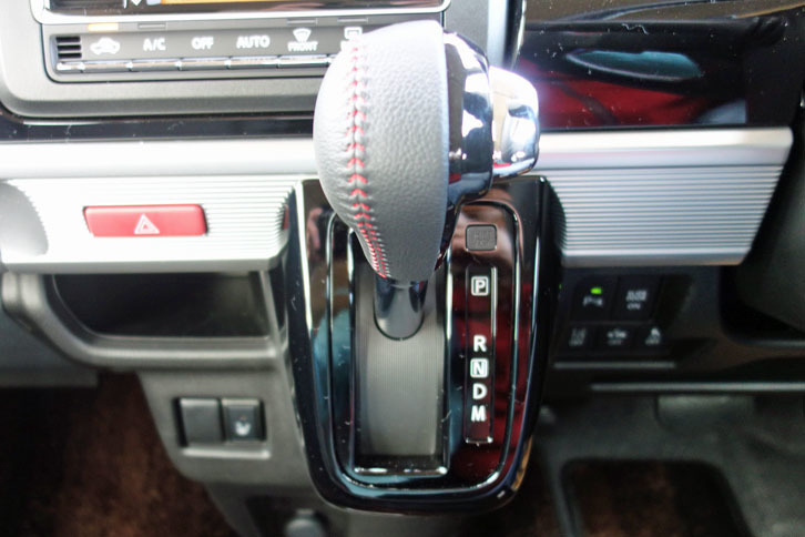 「スズキ・スペーシア カスタム ハイブリッドXSターボ」（シフトセレクター）