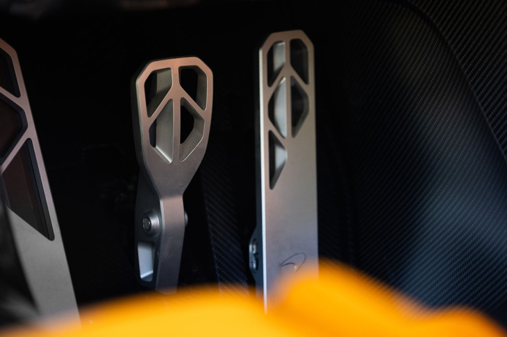 シート固定の「W1」では、ステアリングポストとペダルボックス（写真）を動かすことでドライビングポジションを調節する。それは、ホイールベースの70mm短縮と車体の軽量化につながっているという。