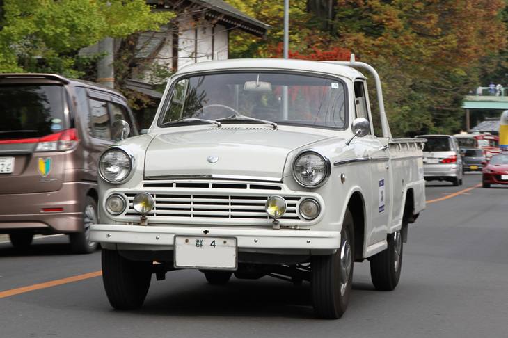 1964年「ダットサン・トラック320」。初代「ブルーバード」に準じた顔つきを持つ型式名320の最終型。「群4」のシングルナンバーを維持している。