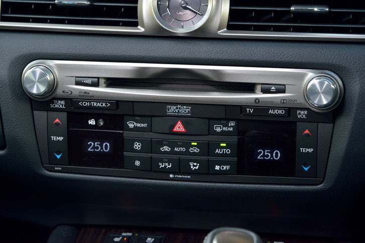 センターコンソールに並ぶ、エアコンとカーオーディオのスイッチ。テスト車の“マークレビンソン”プレミアムサラウンドサウンドシステムは、28万8360円のオプション。