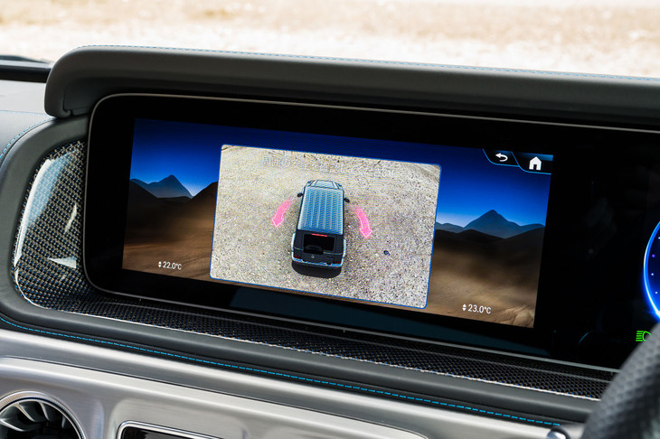 うまく平たんな未舗装路を見つけてローレンジと「ロック」モードをアクティブにして「G-TURN」スイッチを押し、この画面が出たらOK。ステアリングホイールを真っすぐに保持したまま回りたい方向のパドルを引き続けてアクセルを踏めば、その場で720°まで回転する。