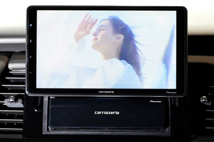 9インチディスプレイの面積は、ひとまわりコンパクトな製品（7インチサイズ）の約1.7倍。スマートフォンの画面上で映像を見るのに比べ、満足度もはるかに大きい。