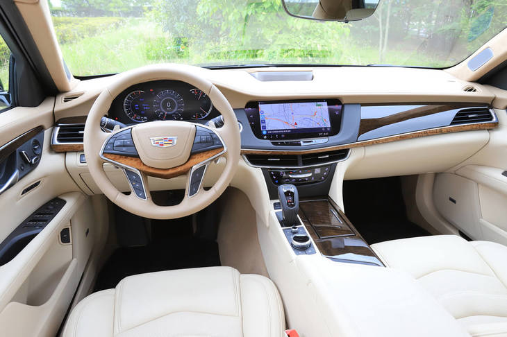 2019年5月に日本で発売された「キャデラックCT6」のマイナーチェンジモデル。インテリアでは、シフトセレクターなどセンターコンソールまわりの意匠が大幅に変更された。