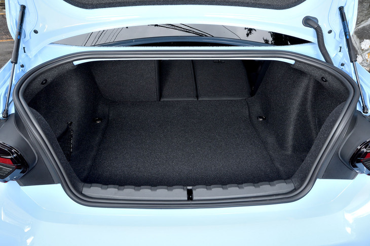 トランクルームの容量は390リッター。後席の背もたれを3分割で倒せる。
