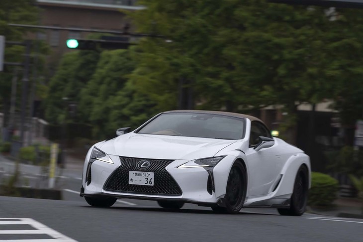 前後のサスペンションメンバーまわりなど、フロア下に計4カ所のブレース補強が施されている。