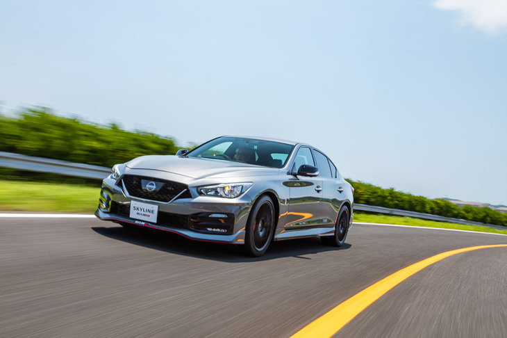 速度を高めていっても、ハイパワーFR車にありがちな危なっかしさが見られなかった「スカイラインNISMO」。これぞGTカーといえる安定した走りが味わえた。