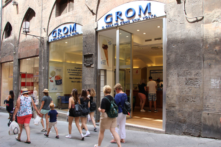 ZTLの恩恵は、市民や観光客が安心して歩けることである。