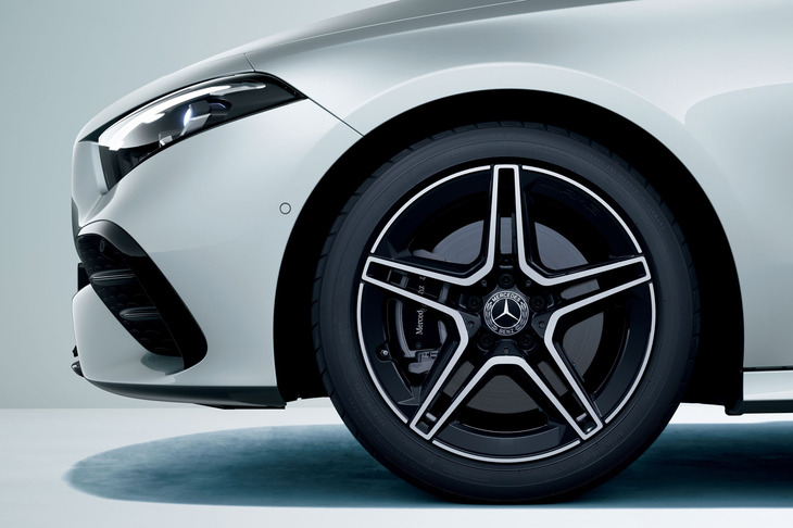 18インチサイズの「AMGアルミホイール」で足元を引き締める。