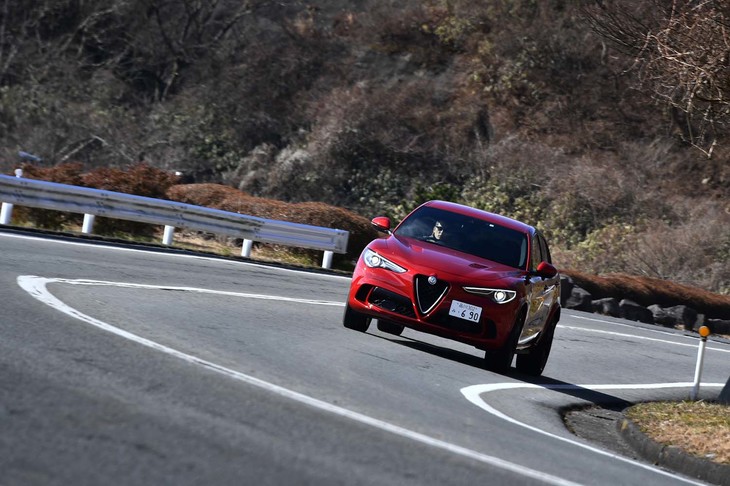 バックドアを含むドアパネルやボンネット、フロントフェンダーなどはアルミ製。さらにカーボン製ドライブシャフトを採用するなどして軽量化が図られている。前後の重量配分は50：50を実現。