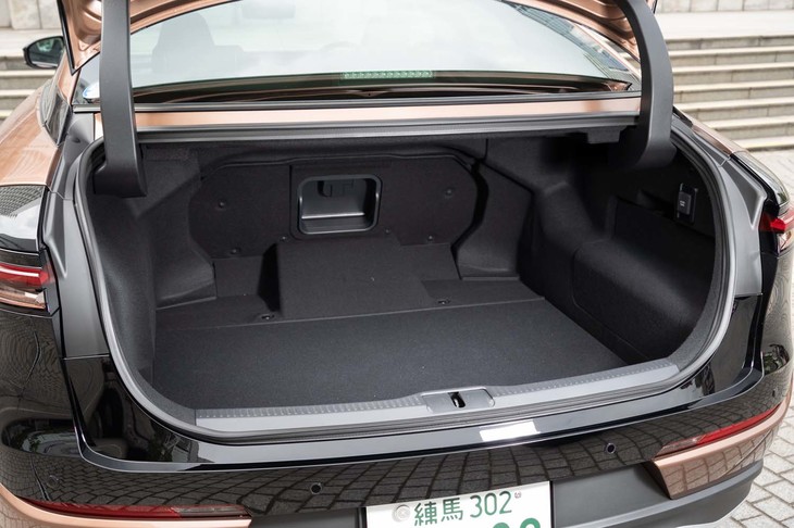 トランクルームの容量は450リッターで、ヘッド部分を互い違いにすれば9.5インチのゴルフバッグが3個積める。先代モデルでは4個積めた。