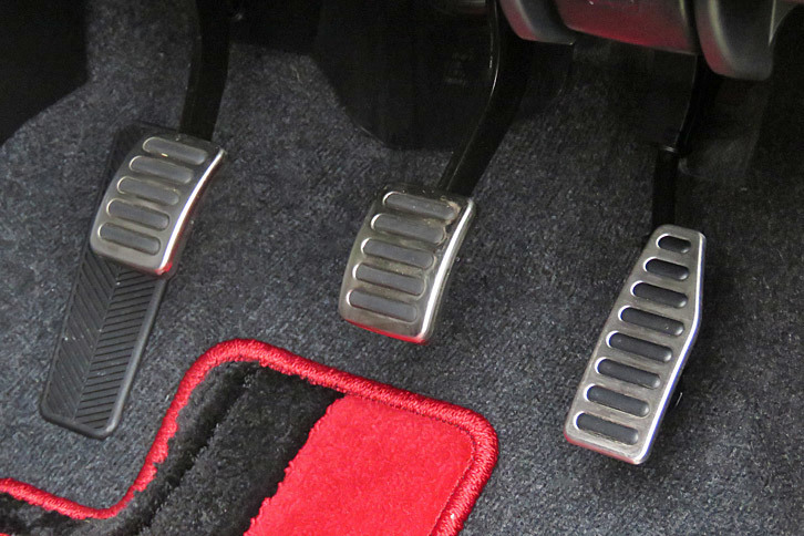 スズキ・スイフトスポーツ（MT車のフットペダル）