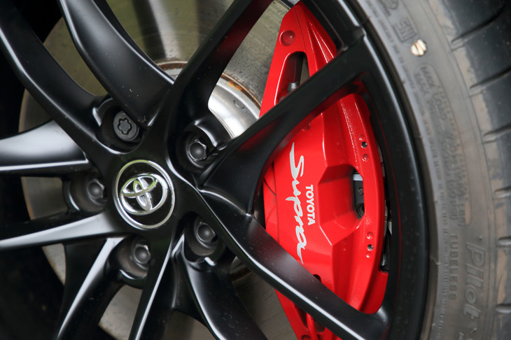 「RZ」のフロントに備わる、ブレンボ製アルミ4ポッド対向キャリパー。今回の改良により車名のロゴが施された。