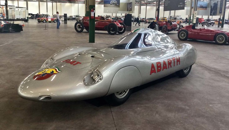 ハブ自慢のアバルトたち。1950年代および1960年代後半、アバルト創設者カルロはFIA世界スピード記録への挑戦に情熱を注いだが、その一台が「フィアット・アバルト1000レコード」。ベースとなったのは「フィアット600」ながらピニンファリーナによって流線形のマシンに生まれ変わった。写真は、1958年10月7日に記録を打ち立てた車両。