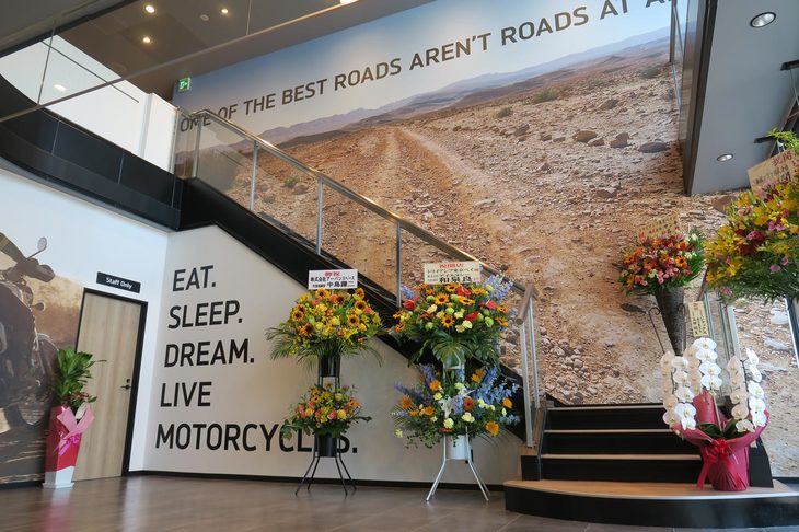 エントランスの吹き抜け。オープン後には、こちらにもバイクが展示される。