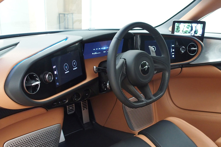 「マクラーレン・スピードテール」のコックピット。ダッシュボード左右に、デジタルリアビューミラー用のディスプレイを配置している。