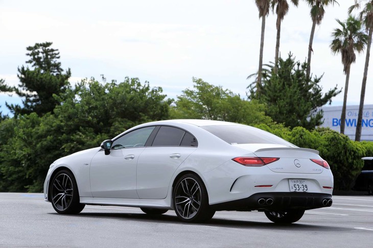 エアスプリングと連続可変ダンパーからなる「AMGライドコントロール＋サスペンション」を装備する。