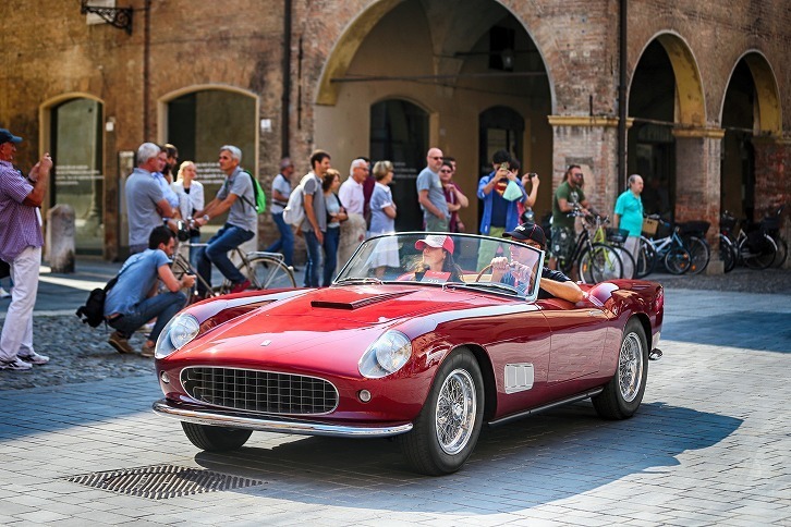 マラネッロの市街地で行われたフェラーリパレードの様子。