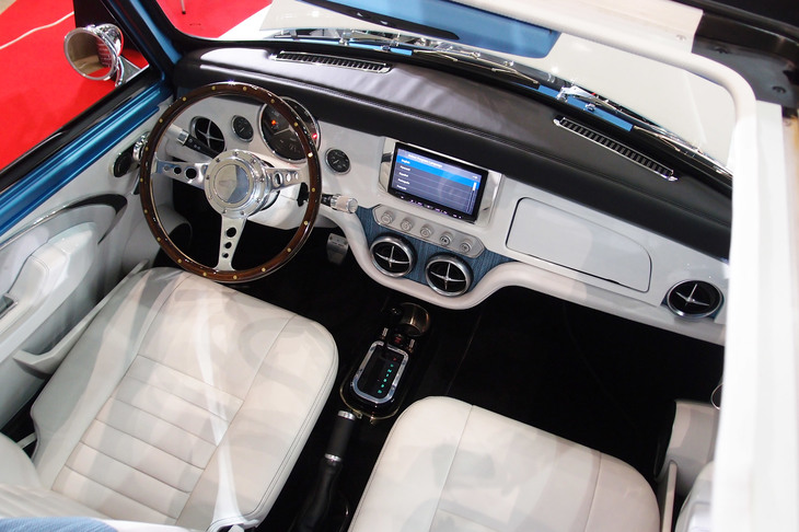 開け放たれたサンルーフからインテリアを撮影。内外装はユーザーの好みに従い、職人の手作業によって仕上げられる。