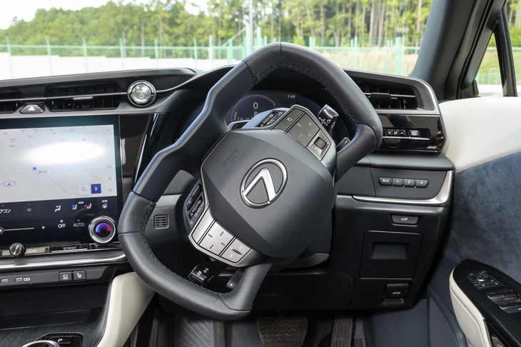 SBW搭載車の操縦かん型ステアリングホイールの切れ角は左右最大150度。写真は右いっぱいにステアした状態。