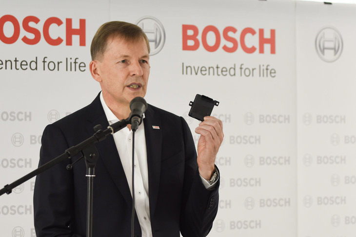 2020年に投入する新世代の側方センサーを紹介するクラウス・メーダ―社長。