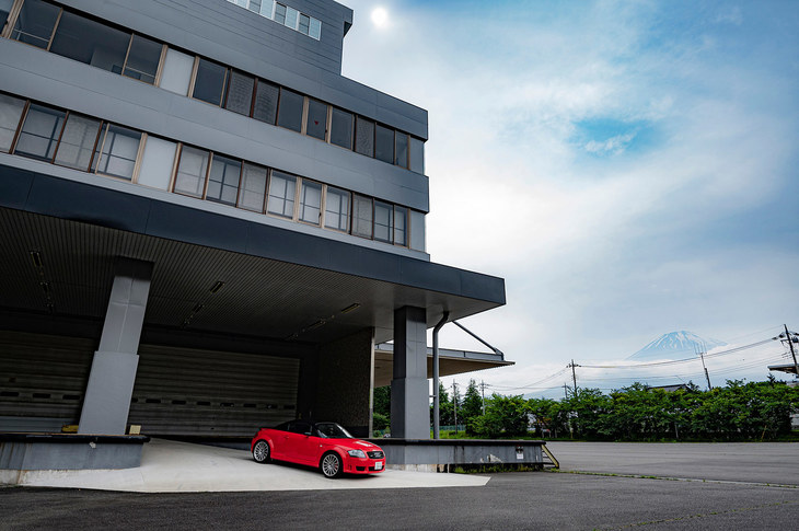 The CELLAR GOTEMBAへは、緩やかなスロープを利用して1階の搬入エリアへ。大型トランスポーターでの搬入も可能だ。