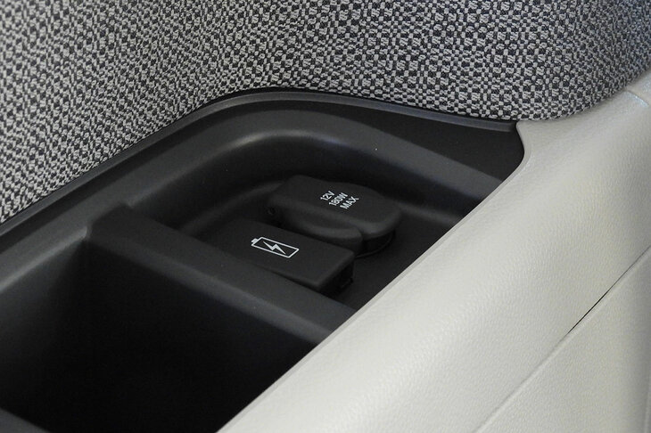 3列目シート用のUSB Type-Cポート。