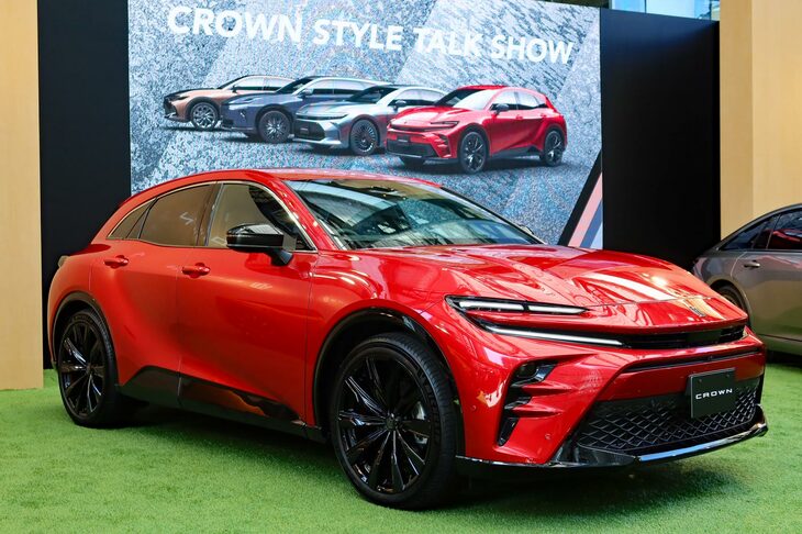 ボリューム感のあるスタイリングが特徴の「トヨタ・クラウン スポーツ」。そのデザインにはさまざまな技巧が凝らされている。