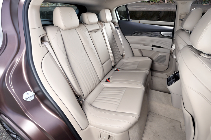 「レヴァンテ」ほどはボディーの絞り込みがきつくないため、後席空間はこちらのほうがルーミーだ。