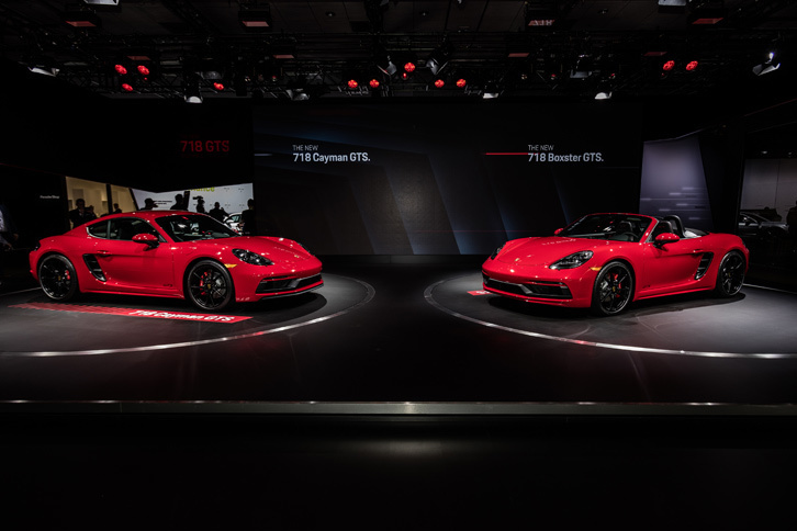 2017年のロサンゼルスショーで世界初公開された「ポルシェ718ボクスターGTS」（右）と、「718ケイマンGTS」（左）。ともに内装にはふんだんにアルカンターラが用いられている。
