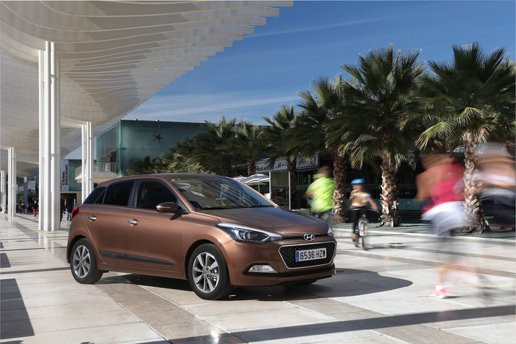 「ヒュンダイi20」。近年のヒュンダイは、カタログに載せるクルマのボディーカラーでも、クオリティー感が漂うブラウンやゴールドが目立つ。