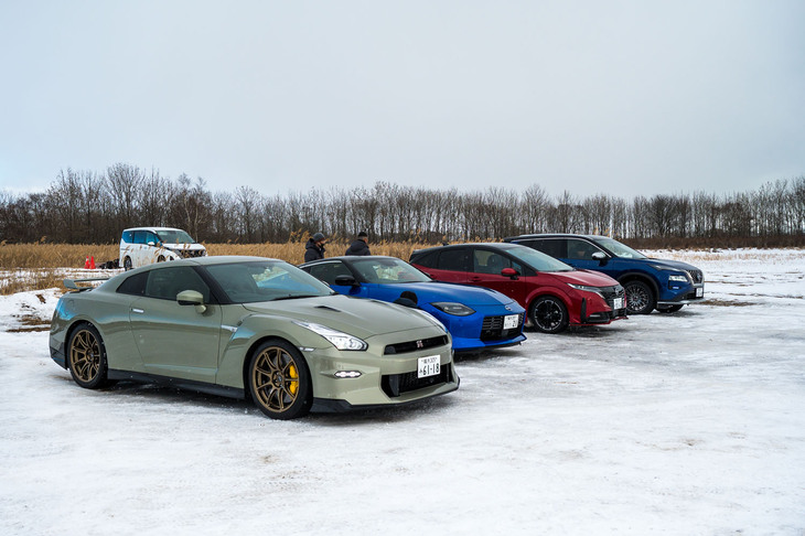 今回は北海道の苫小牧周辺で最新の日産車に試乗。今シーズンは各地で大雪の被害が伝えられているが、このあたりは雪が少なく、背景の林は真っ黒だ。