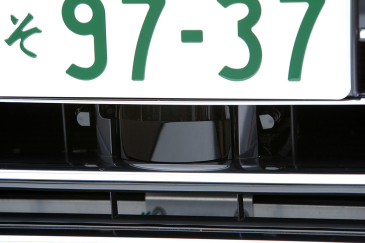 新型「A8」「A7スポーツバック」ともに、量産車では世界初となるレーザースキャナーをADAS用センサーとしてフロントに搭載する（写真はA8のもの）。レーダーなどと違って汚れに弱いため、泥などが付着すると自動的にウオッシャー液で洗浄される仕組み。