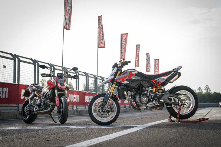 2025年の「EICMA（ミラノモーターサイクルショー）」で発表された「ドゥカティ・ハイパーモタードV2」。ドゥカティのハイパーモタードシリーズには、単気筒の「698モノ」と2気筒の「950」の2種類が用意されていたが、V2は後者の後継機種となる。
