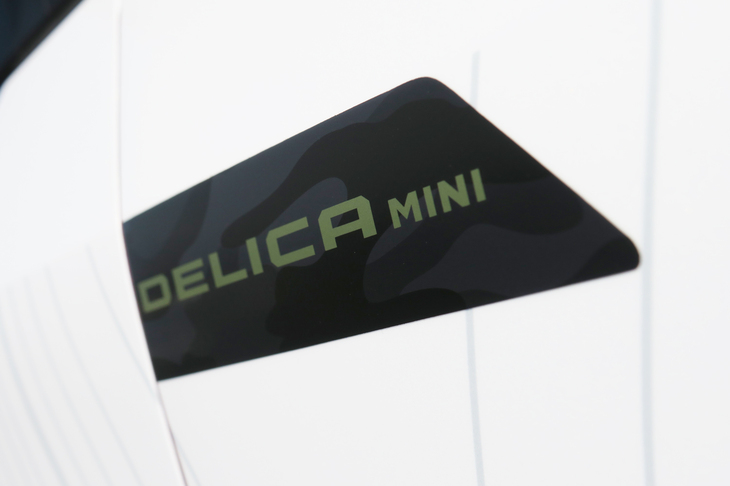 三菱デリカミニSNOW SURVIVOR（「DELICA MINI」ロゴ）